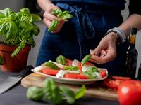 Shutterstock_2480009437_making salad_gatavo salātu.jpg