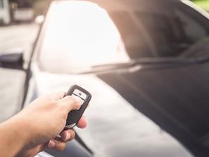 Shutterstock_477148945_opening car door_ver vaļā mašīnas durvis.jpg