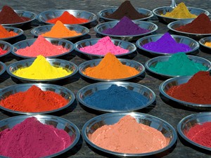 shutterstock_17160487_colorful tika powders_krāsas pulveri.jpg