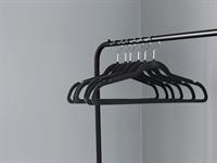 Shutterstock_1995270506_hangers_pakaramie.jpg