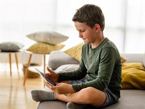 shutterstock_2205441441_boy watching tablet_zēns skatās planšetē.jpg
