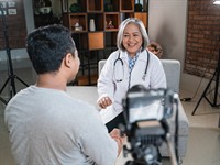 shutterstock_1561192363_doctor recording interview_ārsts ieraksta interviju.jpg