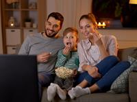 Shutterstock_1658483641_family watching TV_ģimene skatās televizoru.jpg