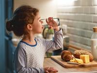 Shutterstock_1060110806_girl drinking water_meitene dzer ūdeni.jpg