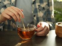 Shutterstock_2479269311_stiring tea_maisa tēju.jpg