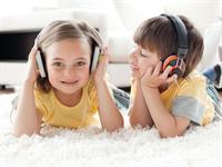 Shutterstock_46386304_kids in heaphones_bērni austiņās.jpg