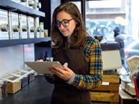 shutterstock_1052716811_saleswoman_pārdevēja.jpg
