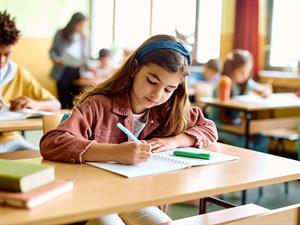 shutterstock_2323317591_educating_attīstās.jpg