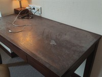 shutterstock_2121280481_dusty table in hotel_putekļains galds viesnīcā.jpg