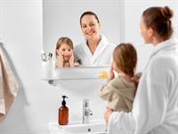 Shutterstock_2164769965_girl and mom in bathroom_meitene un mamma vannas istabā.jpg