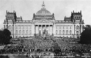 WIKI_20252007_Mass_demonstration_in_front_of_the_Reichstag_against_the_Treaty_of_Versailles.jpg