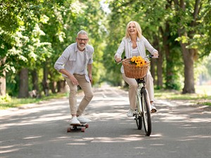 shutterstock_2551488965_healthy senior couple_veselīgs pensionāru pāris.jpg