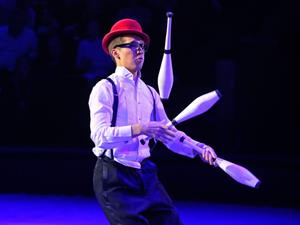 sergey pozhoga Shutterstock_juggler_žonglieris.jpg