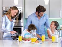 Shutterstock_261638114_family having breakfast_ģimene brokasto.jpg