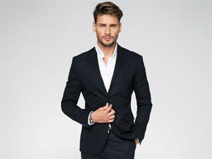 Shutterstock_460050457_suit_uzvalks.jpg