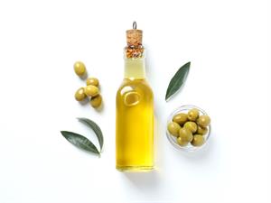 Shutterstock_2502652357_olive oil_olīveļļa.jpg