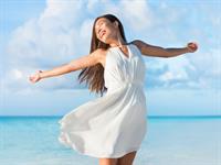 Shutterstock_530653042_girl in white beach dress_meitene baltā pludmales kleitā.jpg