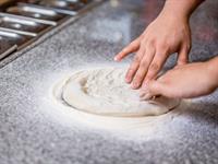 Shutterstock_2455252737_knead dough_mīcīt mīklu.jpg