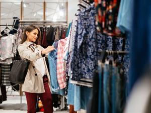 Shutterstock_518413024_clothes shop_apģērbu veikals.jpg