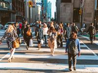 Shutterstock_2107119431_crowd crossing streat_pūlis šķērso ielu.jpg