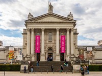 Mistervlad Shutterstock_art gallery in London_mākslas galerija Londonā.jpg