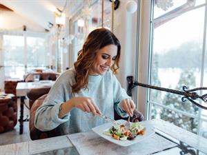 Shutterstock_582123229_woman in restaraunt_sieviete restorānā.jpg