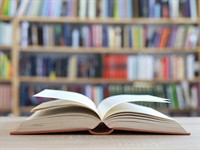 shutterstock_2636376653_open book_atvērta grāmata.jpg