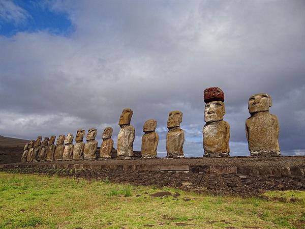 800px-Ahu-Tongariki-from-south-west-2013.jpg