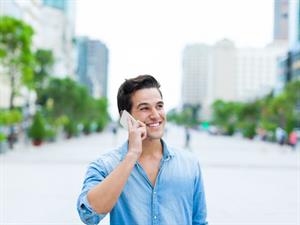 Shutterstock_280554674_man talking on phone_vīrietis runā pa telefonu.jpg