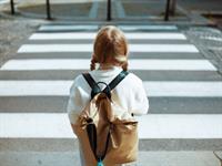 Shutterstock_2156833963_girl crossing road_meitene šķērso ceļu.jpg
