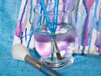 Shutterstock_2292720523_brushes in glass of water_otas ūdens glāzē.jpg