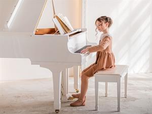 Shutterstock_2154127091_little girl playing piano_meitene spēlē klavieres.jpg