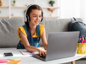 Shutterstock_2074607506_girl with notebook_meitene ar klēpjdatoru.jpg