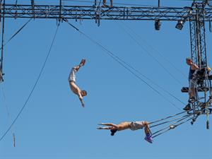 Roberto Sorin Shutterstock_acrobats_akrobāti.jpg