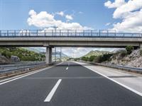 Shutterstock_745861345_bridge over highway_tilts pāri šosejai.jpg