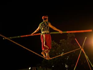 Yurii Onyshchenko Shutterstock_tightrope walker_staigātājs pa virvi.jpg