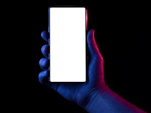 shutterstock_1751313776_smartphone_viedtālrunis.jpg