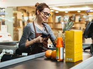 Shutterstock_777034621_cashier_kasiere_kasieris.jpg