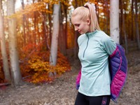 shutterstock_472061632_taking off jacket_ģērbj nost jaku.jpg