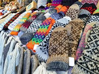 shutterstock_479140684_latvian ornaments on mittens_dūraiņi ar latviešu rakstiem.jpg