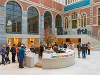 Bringolo Shutterstock_information desk in museum_informācijas galds muzejā.jpg
