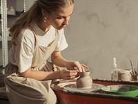 shutterstock_2646508855_pottery_veidošana no māla.jpg