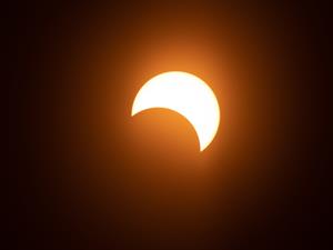 Shutterstock_1738519370_partial solar eclipse_daļējs saules aptumsums.jpg