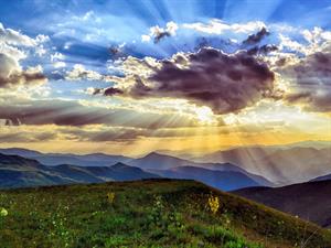 Shutterstock_1935480556_mountains sunset_kalnu saulriets.jpg