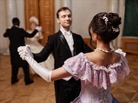 shutterstock_2400466549_ballgown_balles kleita.jpg