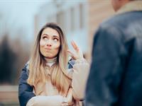 Shutterstock_2255491931_annoyed girlfriend_sakaitināta meitene.jpg