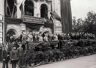 Tautas_Saeimas_deputāti_pie_Latvijas_Nacionālā_teātra_1940._gada_jūlijā.jpg