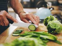 Shutterstock_2475095257_cutting cucumber_griež gurķi.jpg