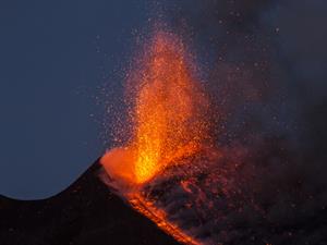 Shutterstock_747933061_volcano eruption_vulkāna izvirdums.jpg