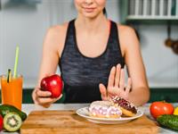 Shutterstock_2442423419_choosing healthy food_izvēlās veselīgu ēdienu.jpg